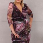 Efektowna ołówkowa sukienka fioletowa we wzory