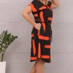 Sukienka stylowa z paskiem piękne wzory czarno – pomarańczowa