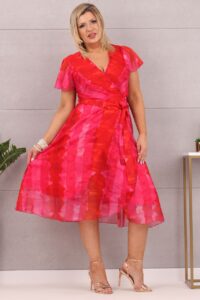 Rozkloszowana sukienka midi wzory fuksja