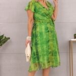Rozkloszowana sukienka midi wzory zielona