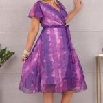 Rozkloszowana sukienka midi wzory fioletowa