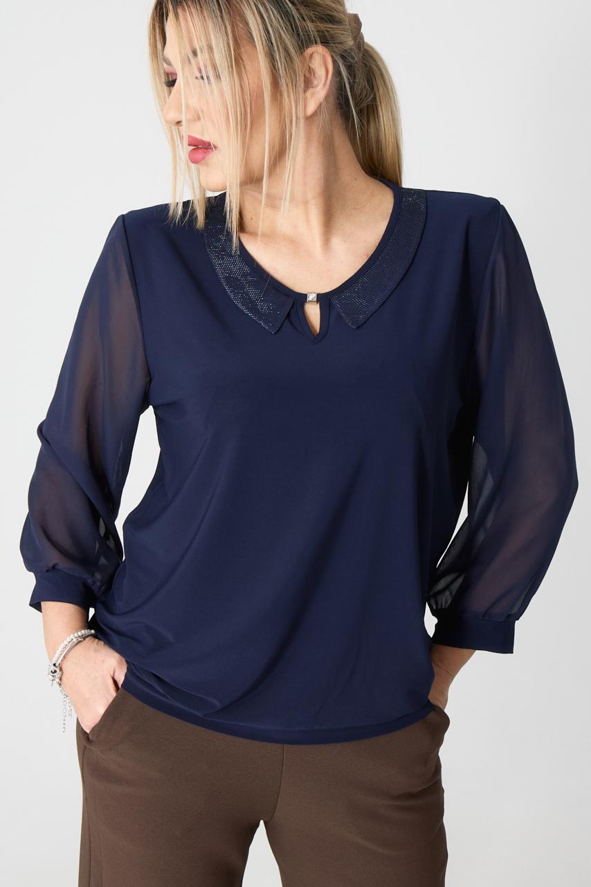 Bluzka plus size granatowa z kołnierzykiem – moda dla puszystych kobiet