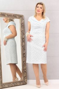 Kobieca sukienka marszczona z ozdobną nitką duże rozmiary niebieska