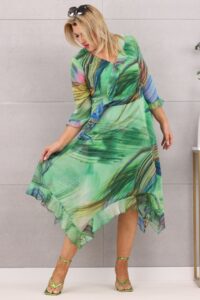 Zwiewna lekka sukienka wizytowa z falbankami zielona