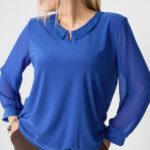 Bluzka plus size niebieska z kołnierzykiem – moda dla puszystych kobiet