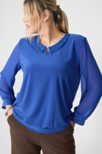 Bluzka plus size niebieska z kołnierzykiem – moda dla puszystych kobiet