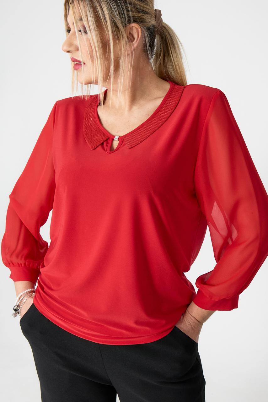 Bluzka plus size czerwona z kołnierzykiem – moda dla puszystych kobiet