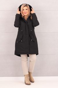 czarna parka z kapturem