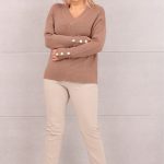Sweter damski z ozdobnymi guzikami na rękawach brązowy