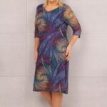 Elegancka sukienka rozkloszowana we wzory fioletowa