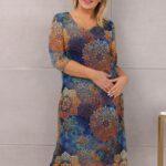 Elegancka sukienka rozkloszowana we wzory granatowa