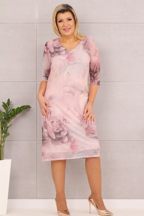 Elegancka sukienka rozkloszowana we wzory różowa