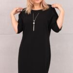 Elegancka sukienka z wisiorem czarna