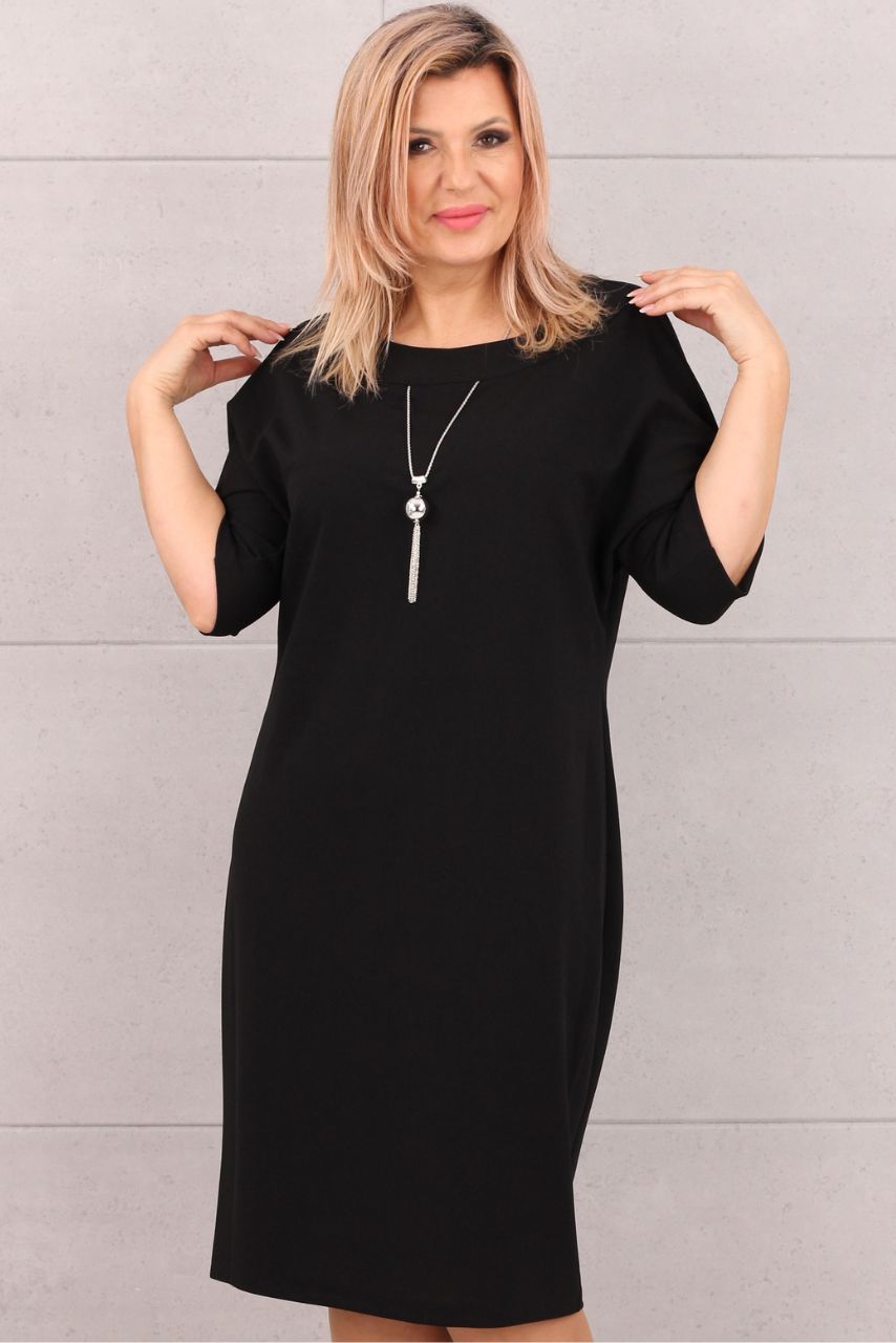 Elegancka sukienka z wisiorem czarna