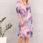 Elegancka sukienka rozkloszowana we wzory kwiatowe różowa