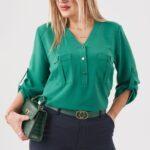 Zielona bluzka plus size z dekoltem dla puszystych kobiet, rozmiary 40–50