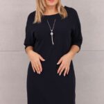 Elegancka sukienka z wisiorem granatowa