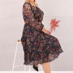 Elegancka sukienka z plisowanym dołem