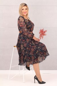Elegancka sukienka z plisowanym dołem