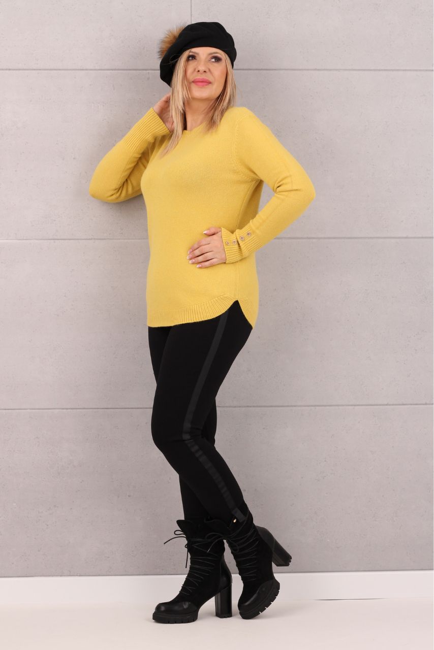 Sweter z ozdobnymi guzikami żółty