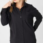 Gładka czarna koszula w dużym rozmiarze – moda dla puszystych kobiet