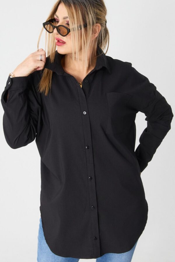 Gładka czarna koszula w dużym rozmiarze – moda dla puszystych kobiet