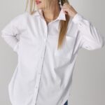 Gładka biała koszula w dużym rozmiarze – moda dla puszystych kobiet