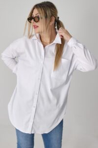 Gładka biała koszula w dużym rozmiarze – moda dla puszystych kobiet