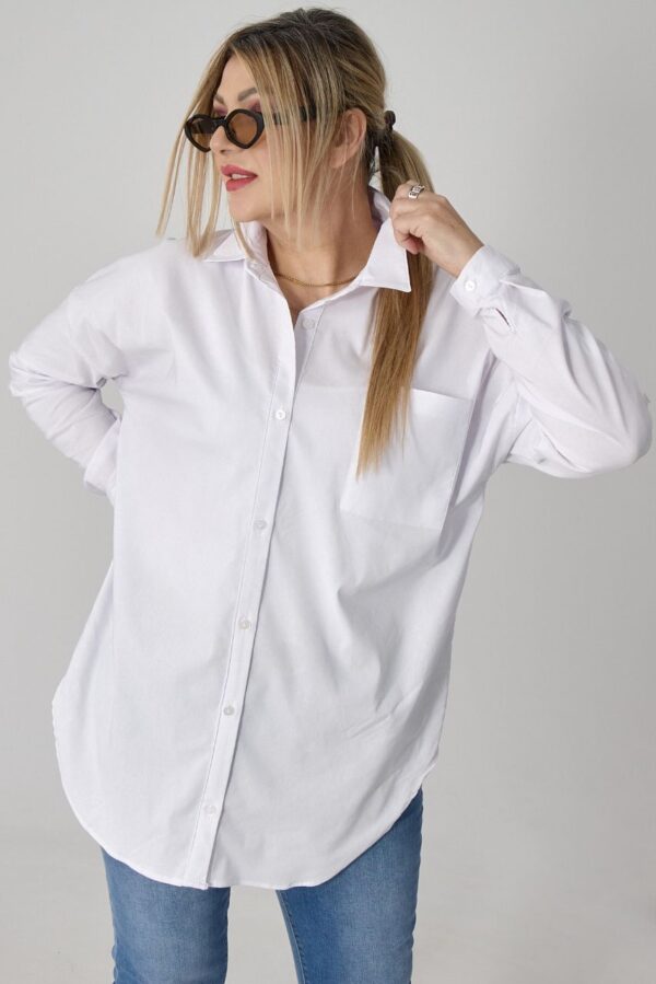 Gładka biała koszula w dużym rozmiarze – moda dla puszystych kobiet