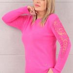Sweter damski z haftem różowy