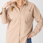 Gładka brązowa koszula w dużym rozmiarze – moda dla puszystych kobiet