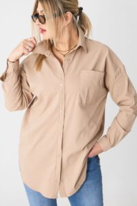 Gładka brązowa koszula w dużym rozmiarze – moda dla puszystych kobiet