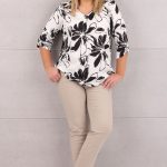 Bluzka z zakładanym dekoltem biało-czarna w kwiaty