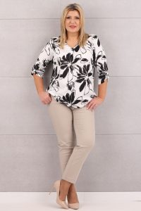 Bluzka z zakładanym dekoltem biało-czarna w kwiaty