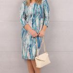 Sukienka elegancka do pracy niebieska we wzory 