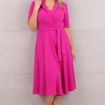 Kopertowa sukienka z kołnierzem amarantowa