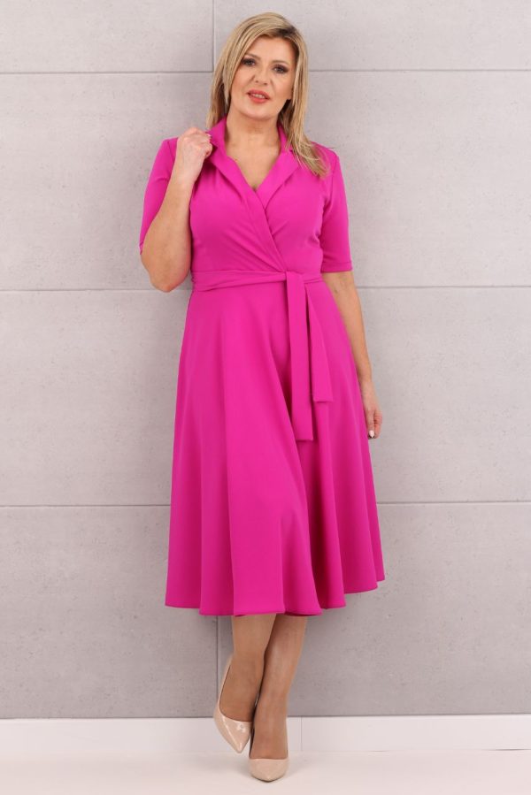 Kopertowa sukienka z kołnierzem amarantowa