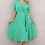 Kopertowa sukienka z kołnierzem zielona