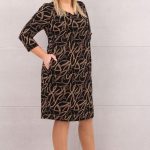 Prosta sukienka z kieszeniami wzory brązowe