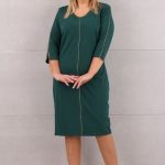 Elegancka sukienka z ozdobną lamówką zielona