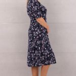 Wzorzysta rozkloszowana granatowa sukienka w kwiatki