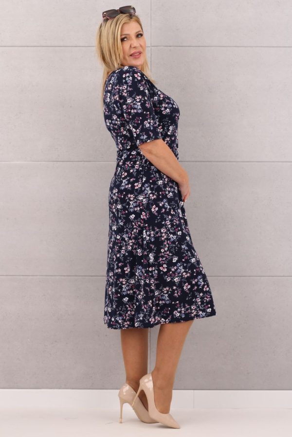 Wzorzysta rozkloszowana granatowa sukienka w kwiatki