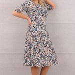 Wzorzysta rozkloszowana kolorowa sukienka w liście