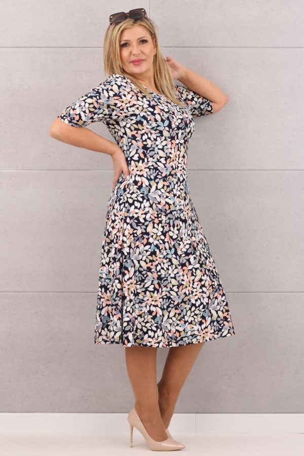 Wzorzysta rozkloszowana kolorowa sukienka w liście