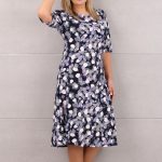 Wzorzysta rozkloszowana granatowa sukienka w liście