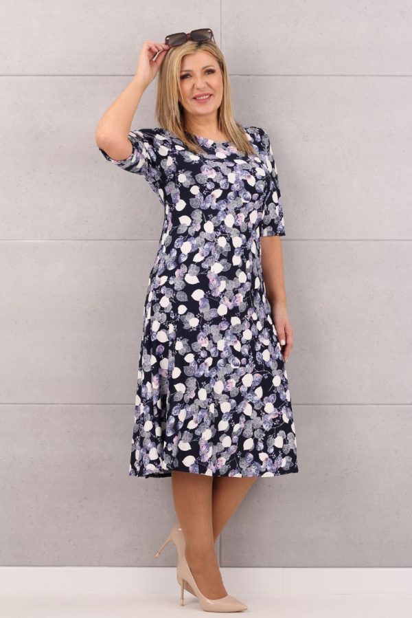Wzorzysta rozkloszowana granatowa sukienka w liście