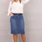 Ołówkowa spódnica jeansowa z paskiem