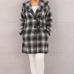 Przejściowy płaszcz damski w kratkę