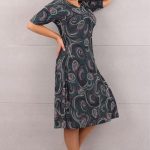 Wzorzysta rozkloszowana sukienka zielona we wzory