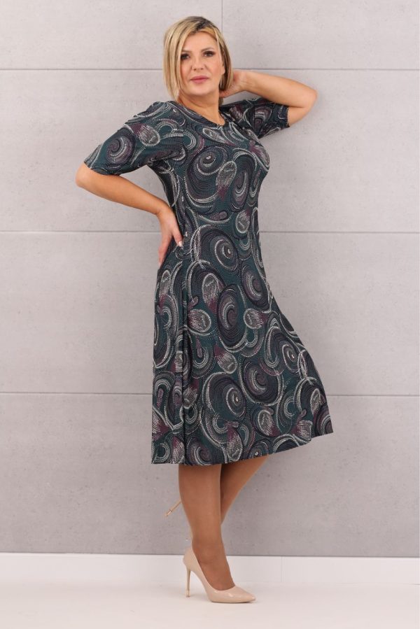 Wzorzysta rozkloszowana sukienka zielona we wzory